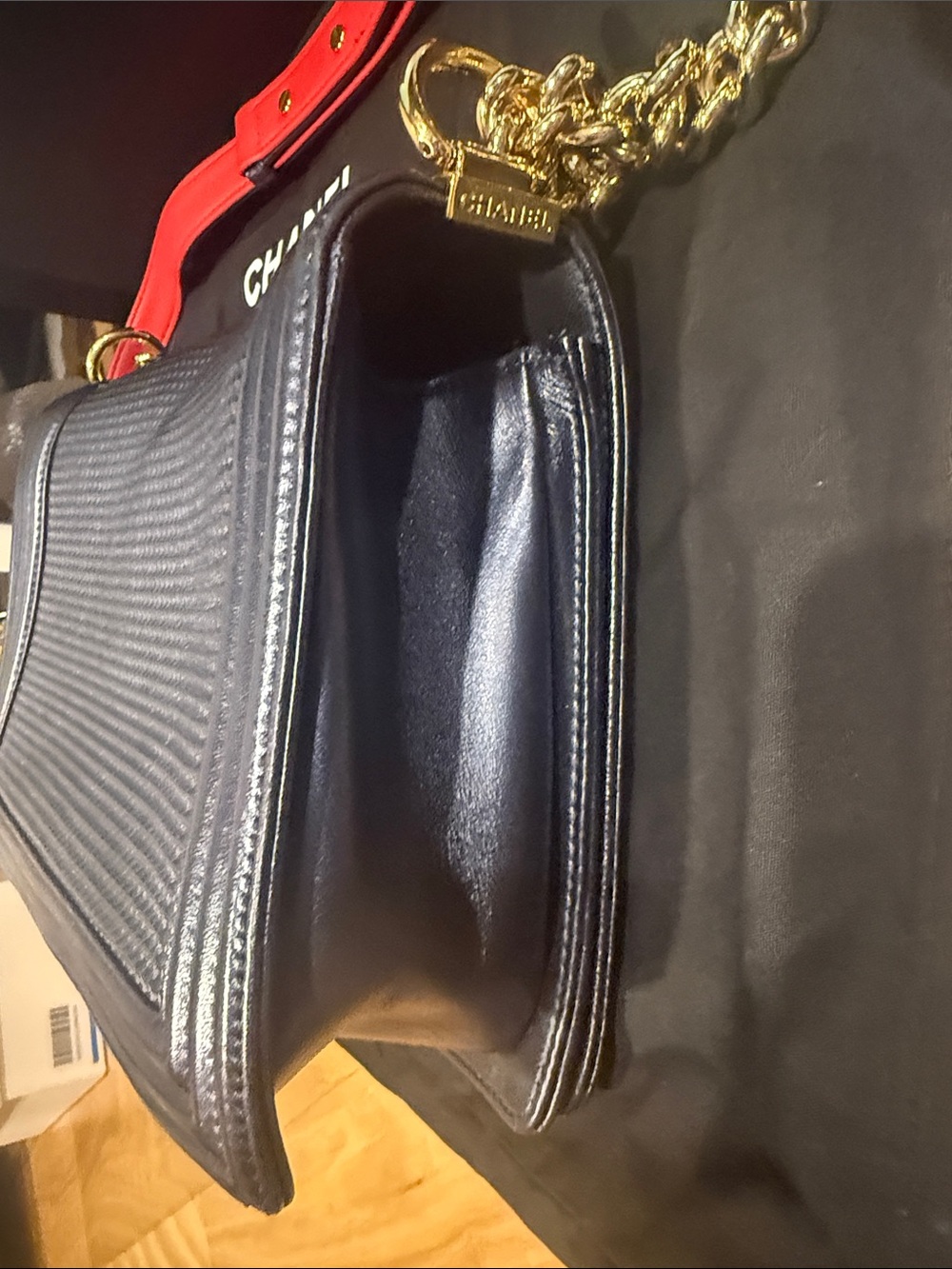 CHANEL Black Leather Shoulder Bag with Gold Chain and Red Accent - Picture 7 of 16